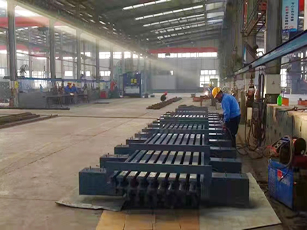 伸缩缝焊接厂景