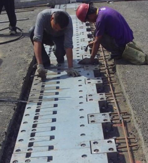 桥梁梳齿板伸缩缝怎么安装